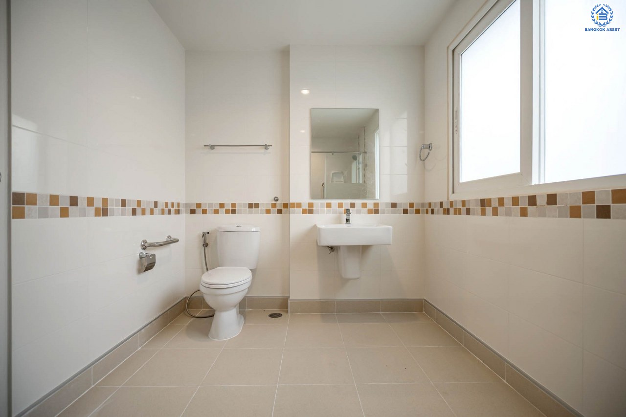 บ้านมือสองตกแต่งใหม่ แบรนด์ Q.House โครงการ คาซ่าแกรนด์ รัตนาธิเบศร์-ราชพฤกษ์ หลังมุม เนื้อที่ 87.5 ตร.ว. ฟังก์ชัน 3 ห้องนอน 4 ห้องน้ำ จอดรถได้ 2 คัน พร้อม Facilities ครบครัน บนทำเลเดินทางสะดวก ติดถนนราชพฤกษ์ ใกล้เซ็นทรัลเวสต์เกต และรถไฟฟ้าสายสีม่วง "สถานีบางรักใหญ่"